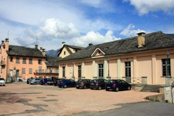 Il Museo del Parco Nazionale della Val Grande (a sinistra) ed il cinema-teatro (foto Alessandro Vecchi)